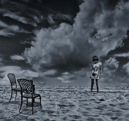 フリー写真素材|人物|女性|人と風景|ビーチ・砂浜|椅子・ベンチ・ソファ|モノクロ写真|