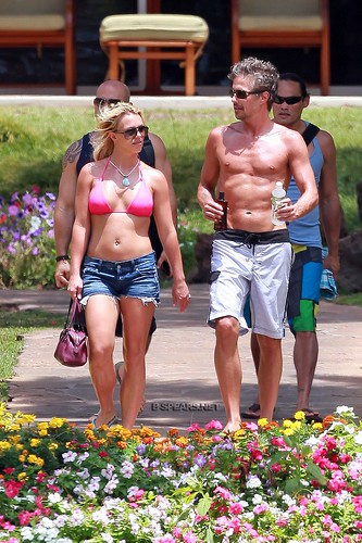 Britney i Jason na Hawajach - dzień trzeci-17-(Britney.com.pl) 26.08.2010