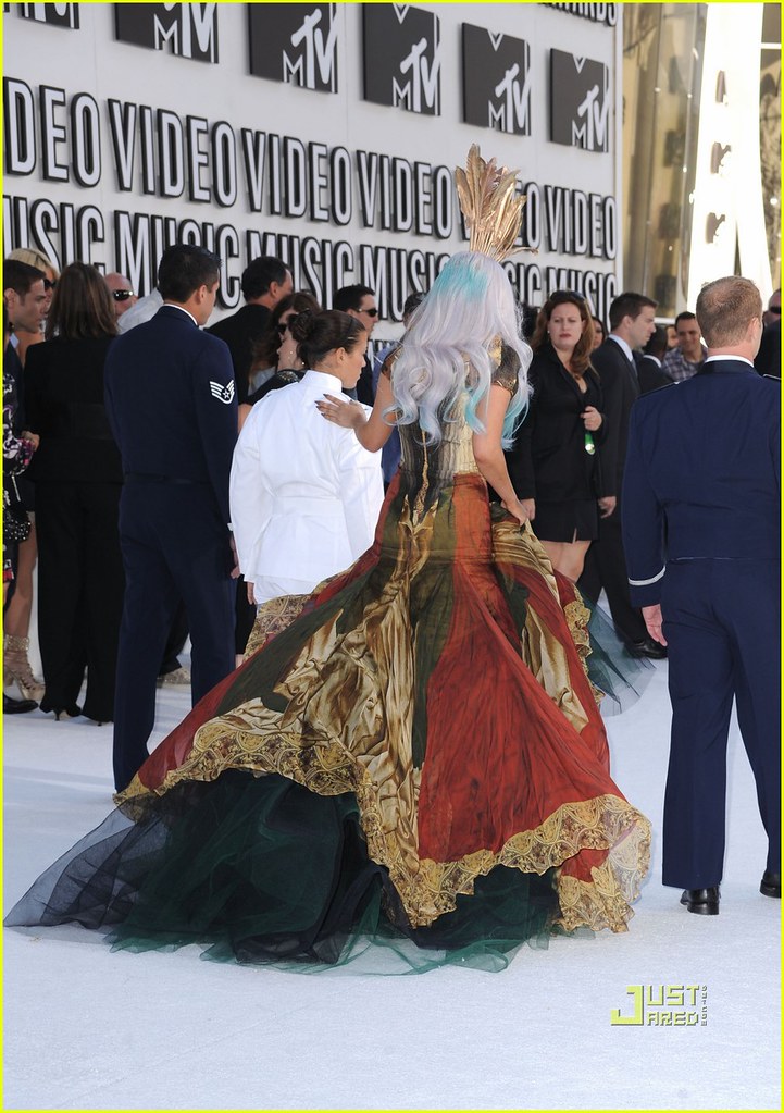 Lady Gaga vestido renacentista dorado Premios Mtv VMA 2010 espaldas