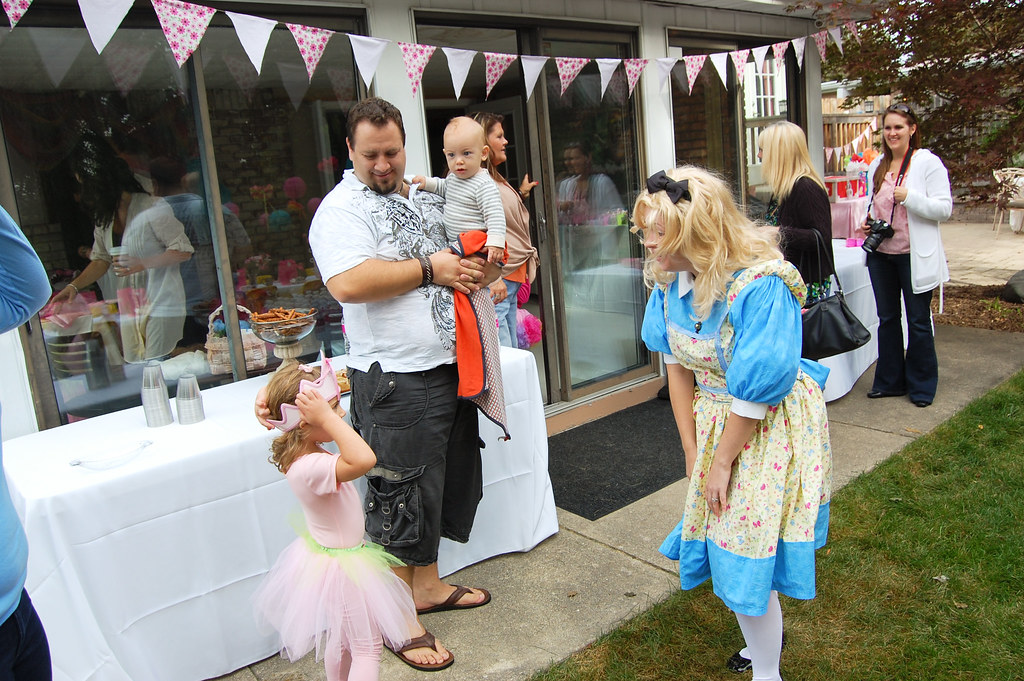 How to DIY Alice in Wonderland Birthday Party - Fresh Mommy Blog