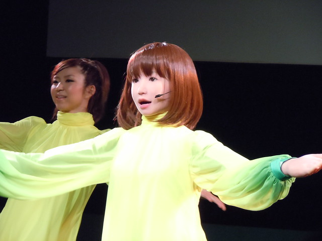 HRP-4C robot humanoide de Japón que canta y baila