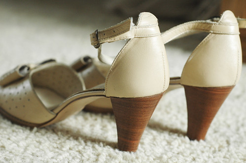 Vintage tan strappy heels
