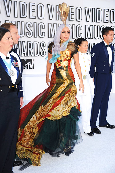 Lady Gaga vestido renacentista dorado Premios Mtv VMA 2010 alfombra roja