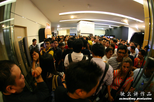 Crazy crowd at The Gardens for the Maxis iPhone 4 Launch