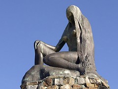 Статуя Лорелеи у подножья утеса
