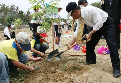 990312慶祝植樹節響應愛地球  楊秋興率眾於天臺山種下500株無患樹