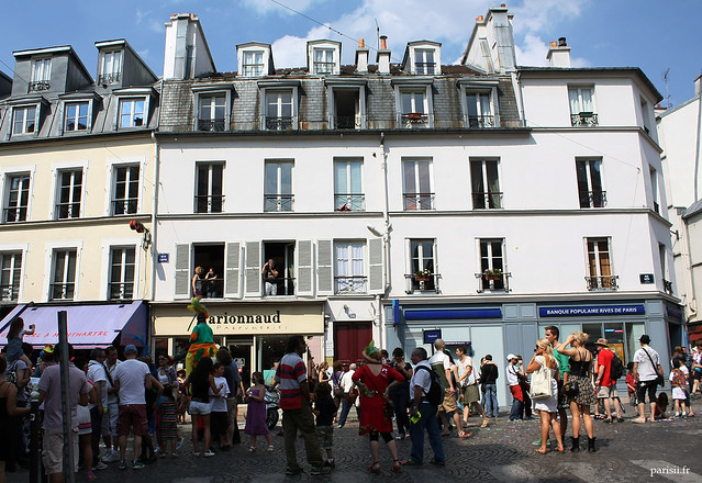Les rues de Montmartre en pleine Vachalcade