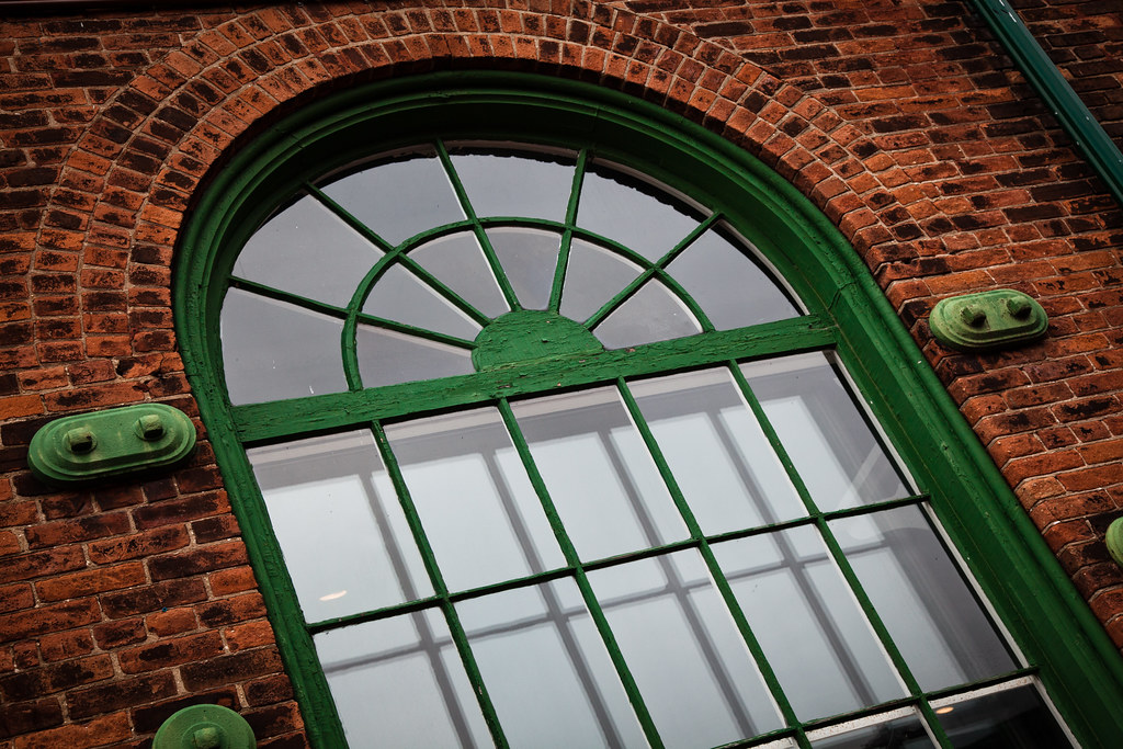 Green Window [EOS 5DMK2 | EF 24-105L@58mm | 1/200 s | f/7.1 | ISO400]