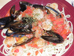 Mussels with shrimp and tomato sauce 