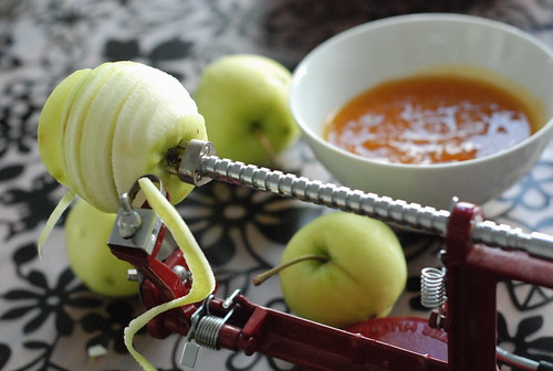 õuna treipink Moster Hulda/peeling apples with my Moster Hulda