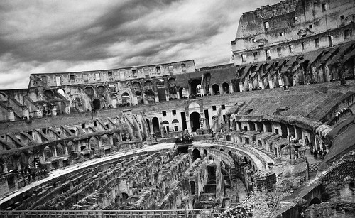 フリー写真素材|建築・建造物|遺跡|コロッセオ・コロッセウム|イタリア|ローマ|モノクロ写真|
