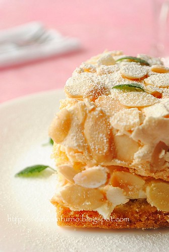 Torta Meringata con Crema alla Panna e Vino Bianco-Meringue Cake with Whipped Cream and White Wine Filling