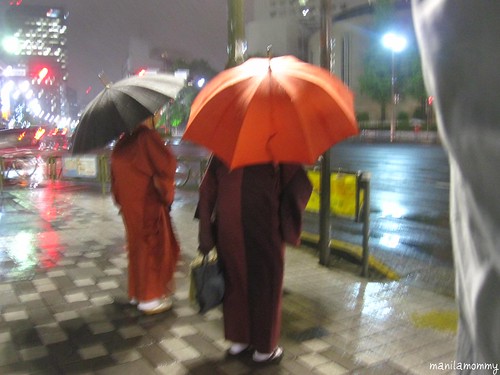 lolas in kimonos in the rain