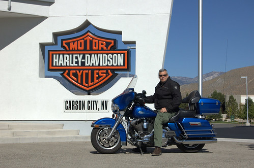 Tristan devant le magasin Harley de Carson City, Nevada