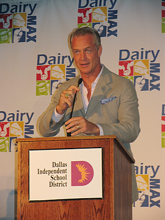 Daryl “Moose” Johnston, former Dallas Cowboys player, spoke to the students about the importance of eating healthy and getting plenty of exercise at the kick off of Fuel Up to Play 60 in Dallas.