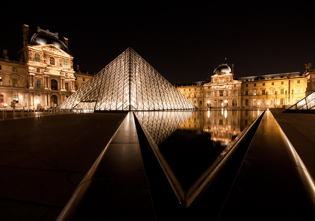 Pyramide du Louvre la nuit par Franck Vervial