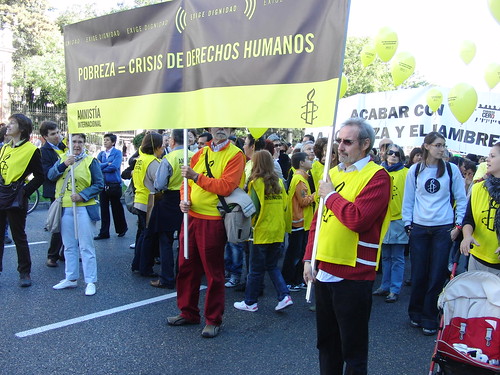 pancarta de amnistía: "pobreza = crisis de derechos humanos"