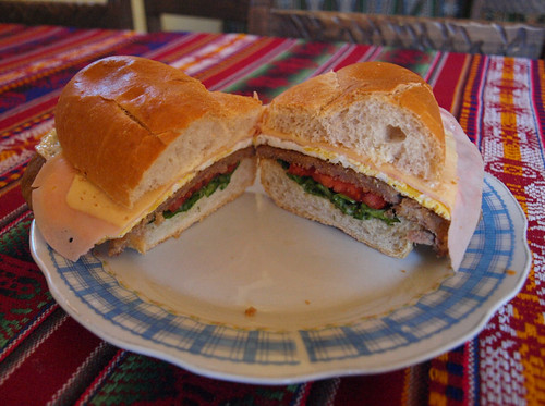 Argentina: Sandwich de milanesa (2)