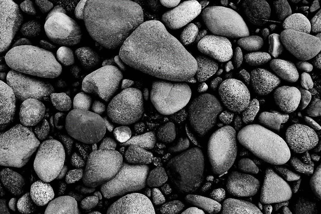 Pebble | Black and White