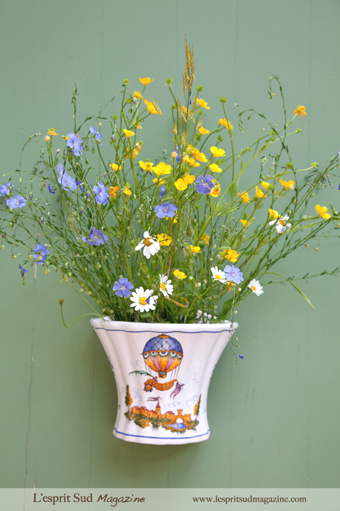 Typical Moustiers faïence (Hanging flower pot)