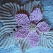 flor de macrame com folha de croche