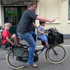 amsterdam papa with 2 kids on workcycles Fr8