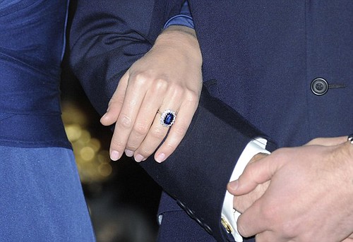 kate middleton engagement ring replica kate middleton grey issa dress. kate middleton and william