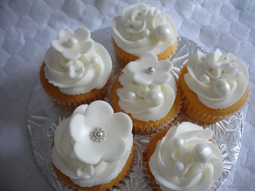 White Wedding Cupcakes VNF 1917 1161 please wait