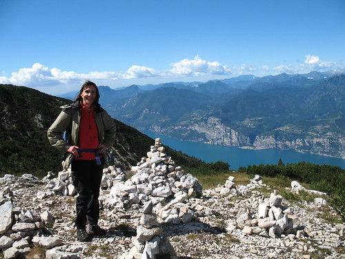 Blick vom Rücken oder Kamm des Monte Baldo auf den Gardasee in der Nähe der Bergstation der Seilbahn