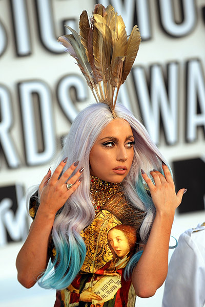 Lady Gaga vestido renacentista dorado Premios Mtv VMA 2010 1