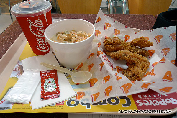 As it was still relatively early when I arrived at the airport, I ordered a set meal from Popeye's to eat