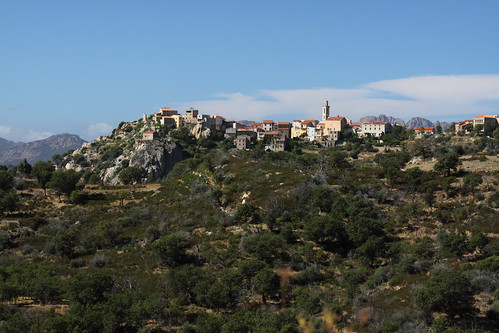 Village accroché à la montagne (Montemaggiore)