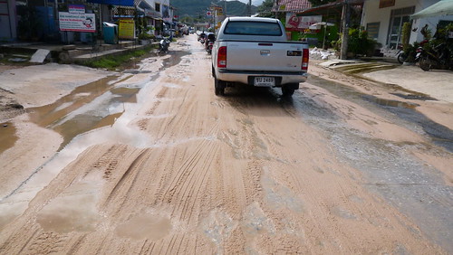 Koh Samui Road after heavy rain サムイ島 大雨後の道路1