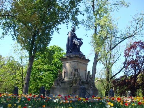 Estátua de Joost van den Vondel no Vondelpark no inverno