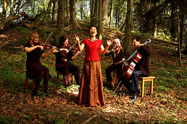 Gong Linna in the woods (picture via Gong Linna's official website)