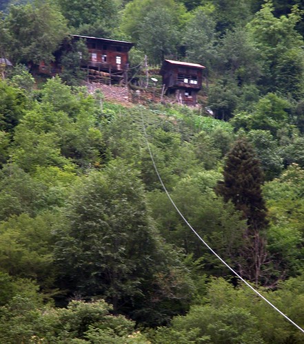 DSCN0626 Maisons avec câble, Monts Kaçkar