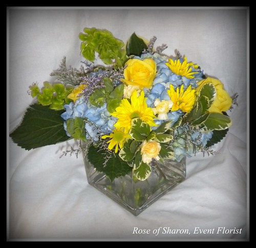 hydrangeas and roses centerpieces. Centerpiece: Blue and Yellow