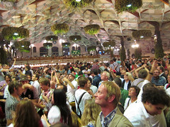 Hofbräu Festzelt - Feiernde