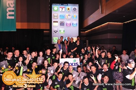 A Group Shot With Maxis Management And Maxis' 60 First Iphone 4 Customers.