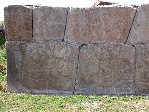 DSCN0864 Alacahöyük, mur à gauche de la porte, détail