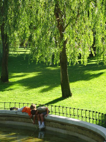 dos niños en el parque de berlín