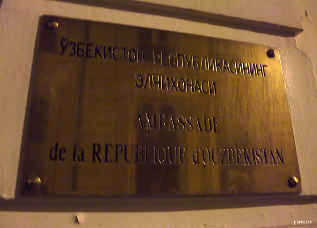 plaque à l'entrée de l'ambassade
