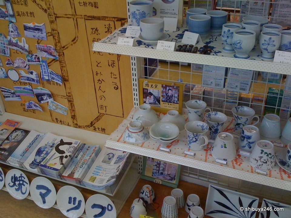 I was surprised to see pottery in the local convenience store at Tobe. Tobe is well known for its pottery crafts