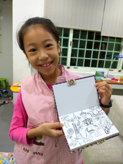 姐姐得到了阿姨送的親筆畫的泰國筆記本，她超愛的！