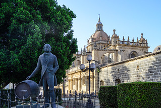 Estatua Tio Pepe y Catedral de Jerez