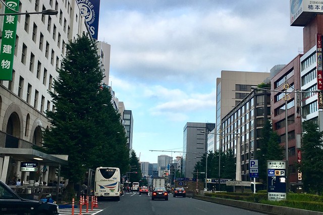 東京駅八重洲中央口を出て横断歩道を渡りな...