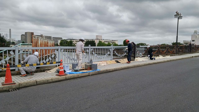 新田橋の塗装工事が始まりました。グレーは...