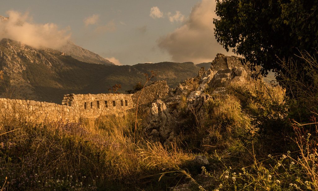 : Ruins and mountains