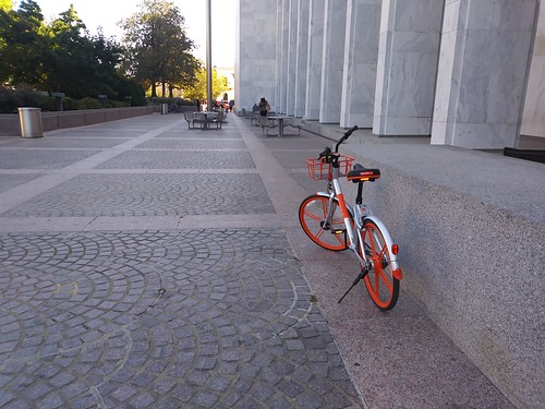 MoBike in front of Library of Congress Madison building ©  Michael Neubert