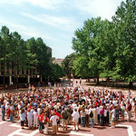 学生, 教师和工作人员聚集在纽约9/11袭击后的砖厂临时纪念, 宾夕法尼亚和华盛顿, DC.